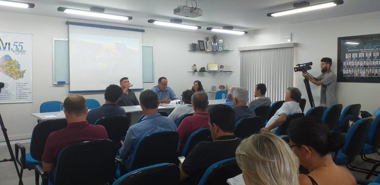 Prefeitos do Alto Vale se reúnem em assembleia geral da AMAVI