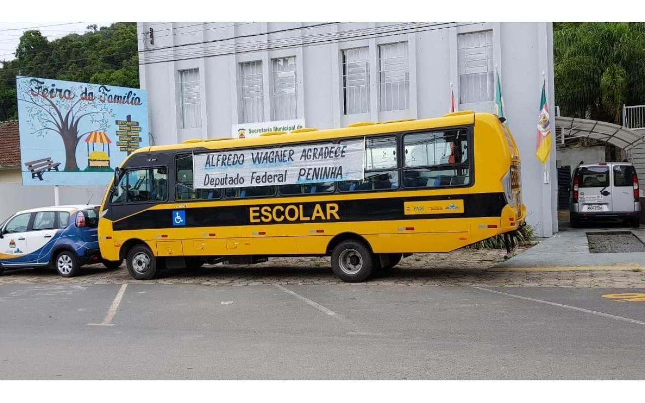 Prefeitura de Alfredo Wagner recebe ônibus de 44 lugares para o transporte escolar