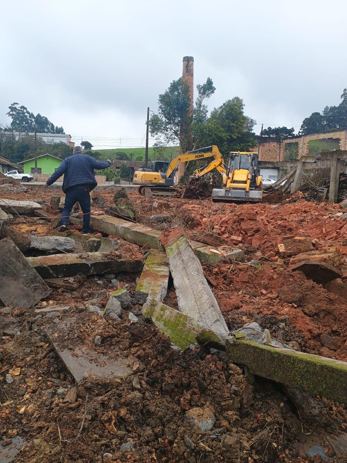 Prefeitura de Atalanta limpa área da antiga olaria para receber novo projeto