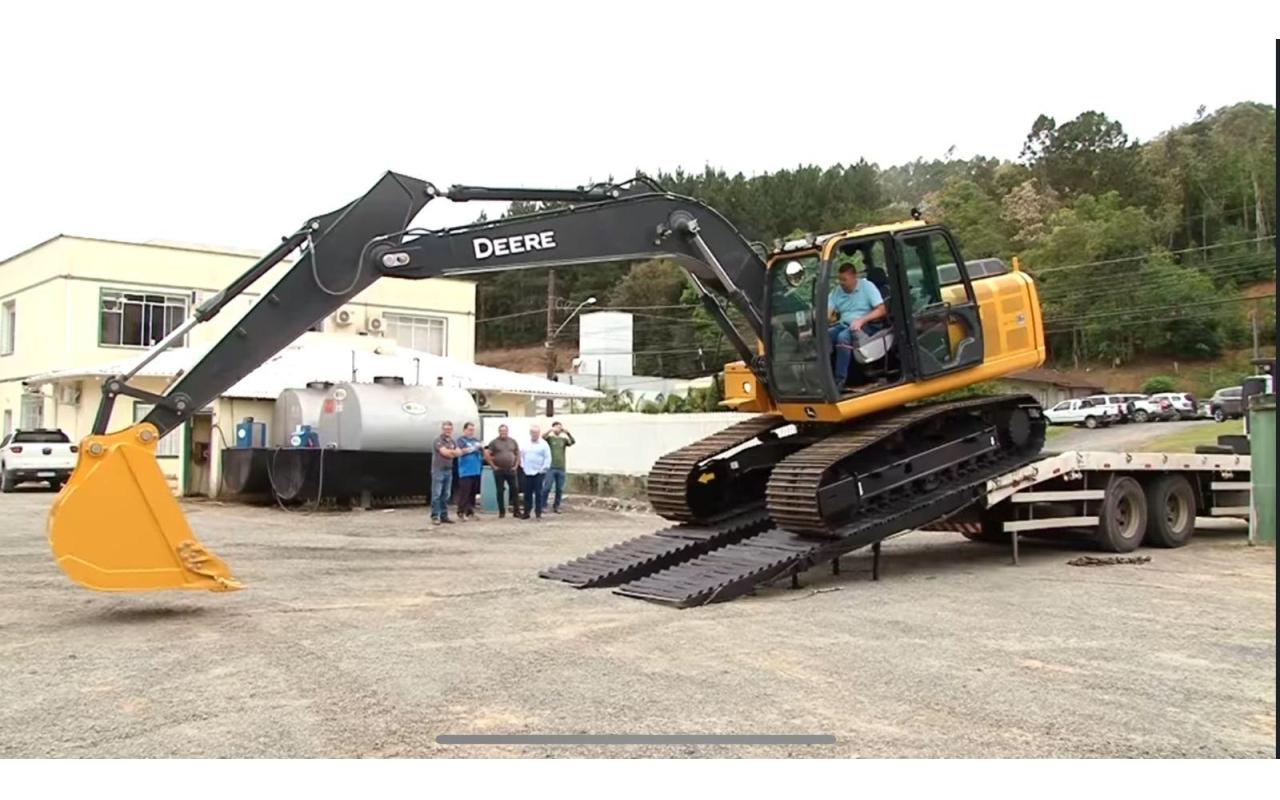 Prefeitura de Aurora recebe duas escavadeiras hidráulicas