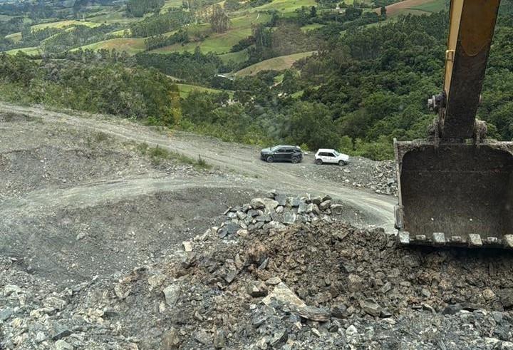 Prefeitura intensifica manutenção em estradas rurais e bueiros em Petrolândia