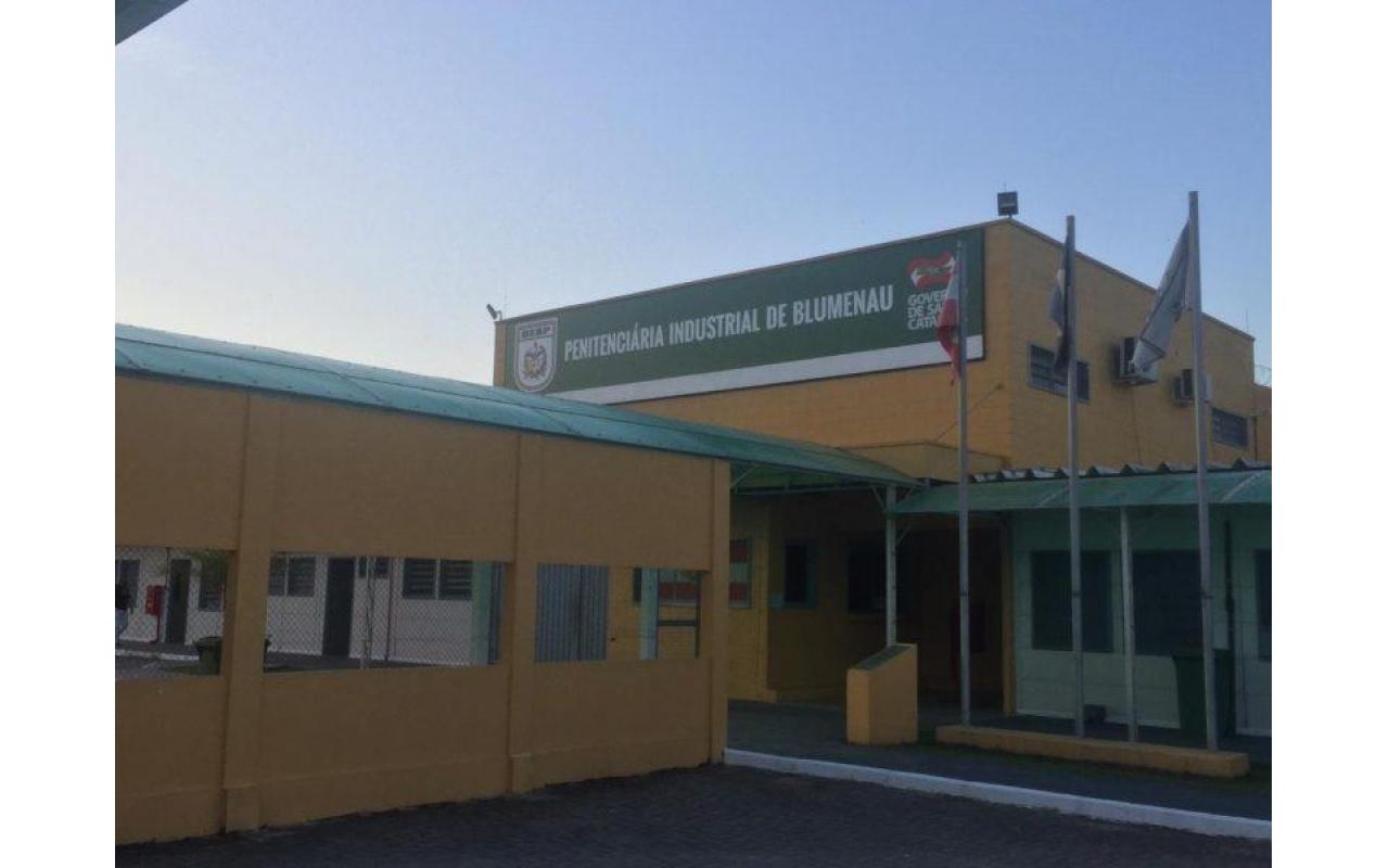 Preso arranca coração de colega de cela na Penitenciária Industrial de Blumenau