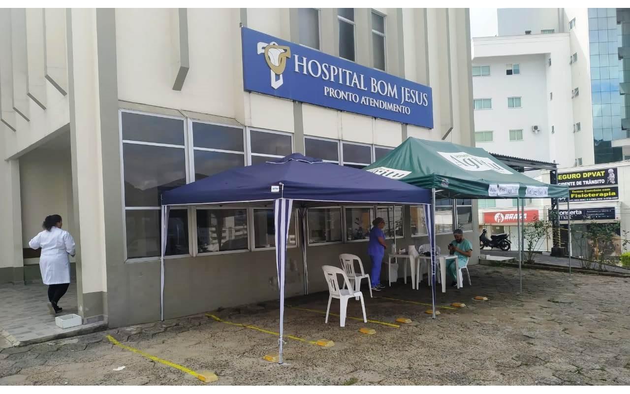 Prevenção: Tenda montada em frente ao lado do Hospital Bom Jesus faz triagem de pacientes em Ituporanga