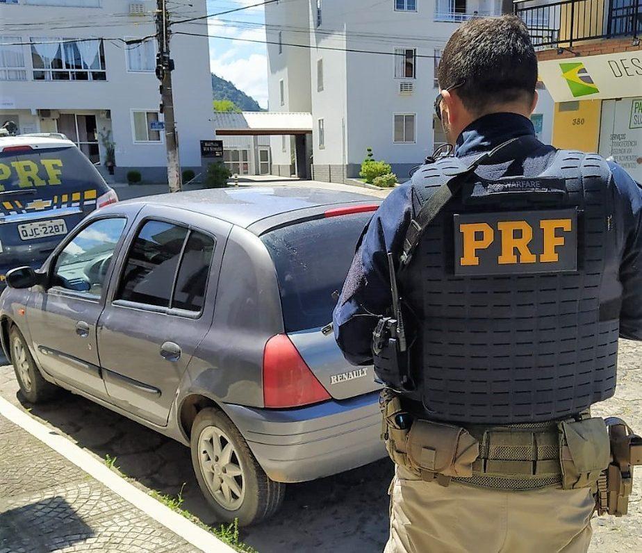 PRF aborda homem com carro que foi roubado em Camboriú há uma semana