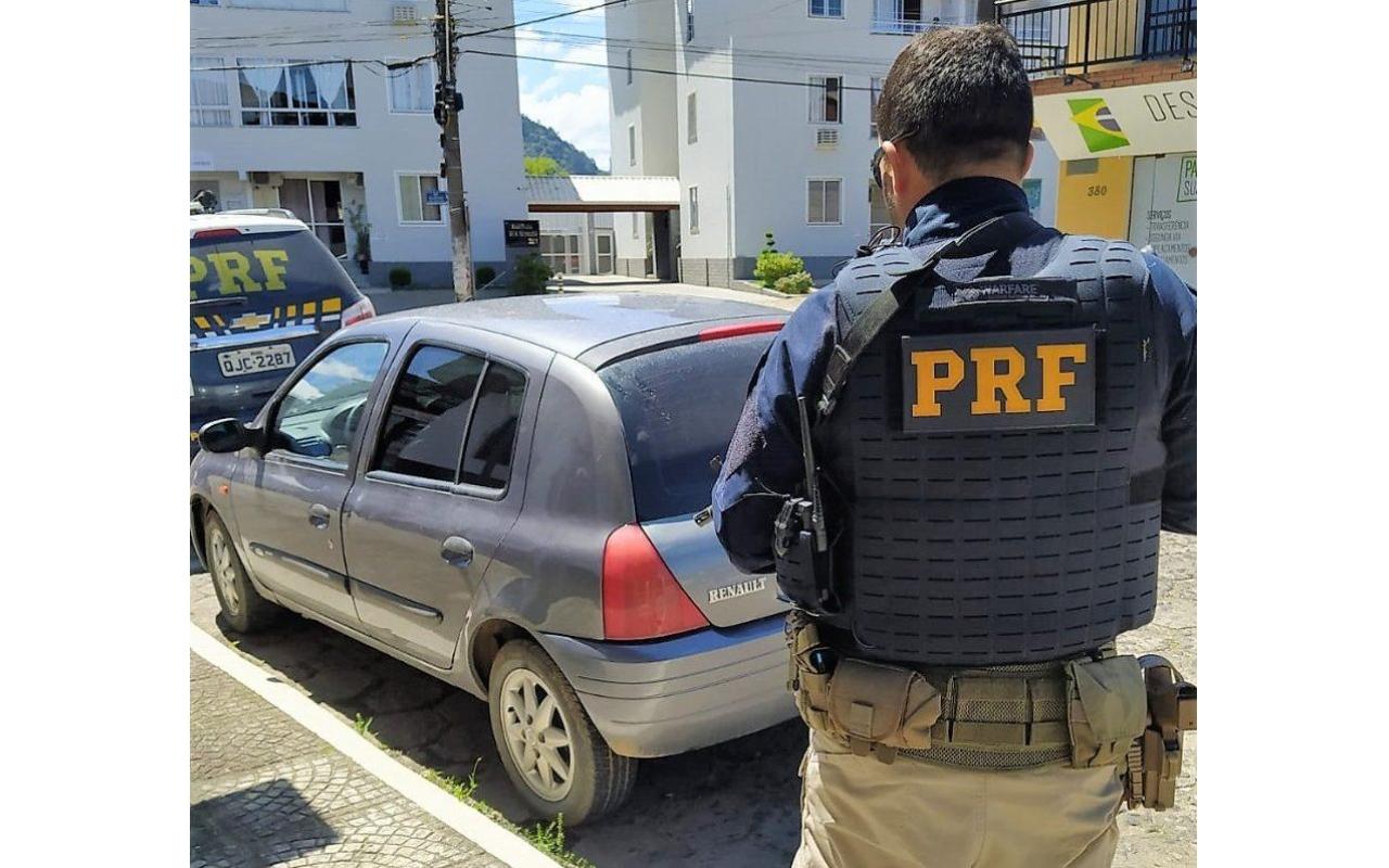 PRF aborda homem com carro que foi roubado em Camboriú há uma semana