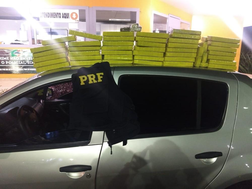 PRF apreende 40 kg de maconha dentro de carro na BR-101 em Biguaçu