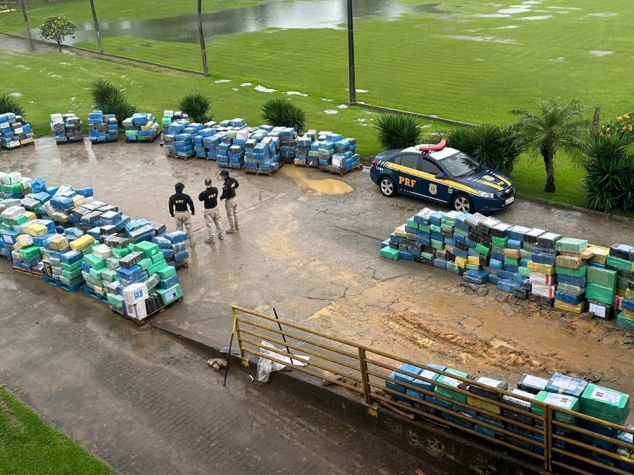 Policia Rodoviária Federal apreende bitrem carregado com toneladas de drogas