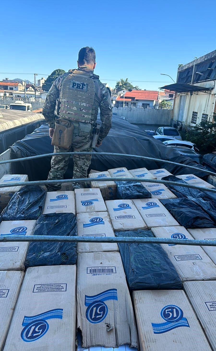 PRF apreende cerca de 100 mil maços de cigarros contrabandeados na BR-470 em Rio do Sul