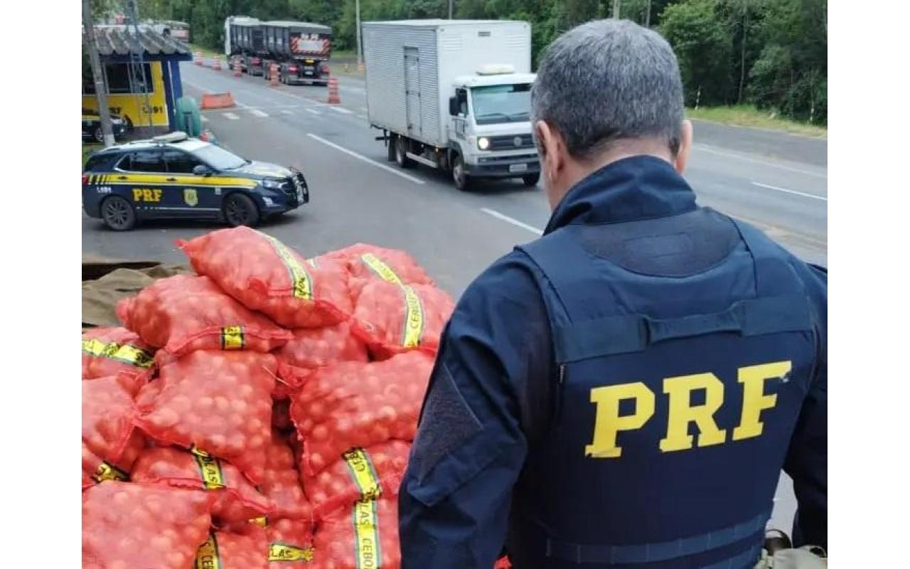 Polícia Rodoviária Federal aprende 1,2 tonelada de maconha em carga de cebola