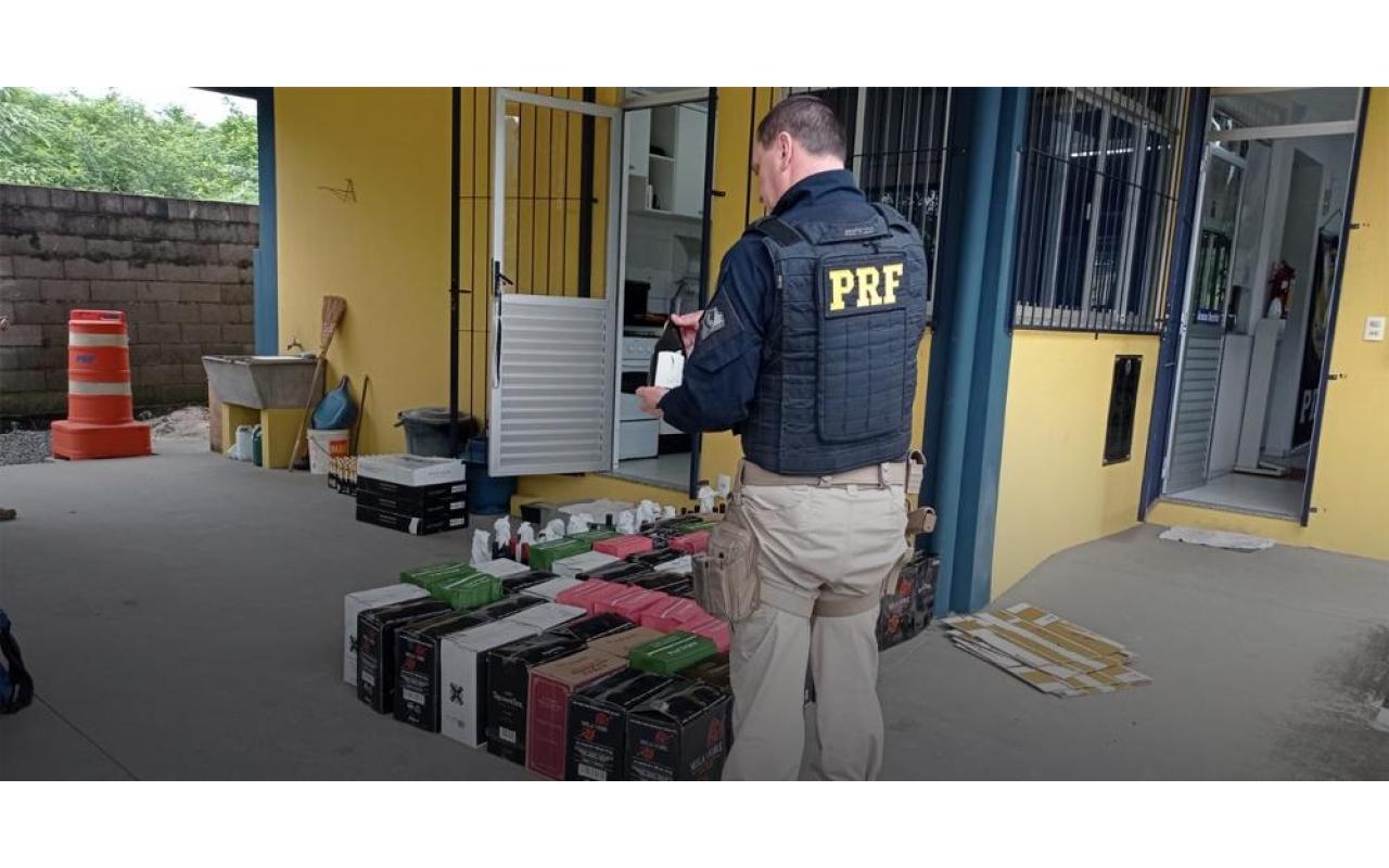 PRF de Rio Do Sul aborda veículo com mais de 500 garrafas de bebidas transportadas ilegalmente