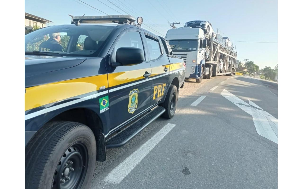 PRF de Rio do Sul prende condutor de carreta cegonheira dirigindo sob influência de álcool