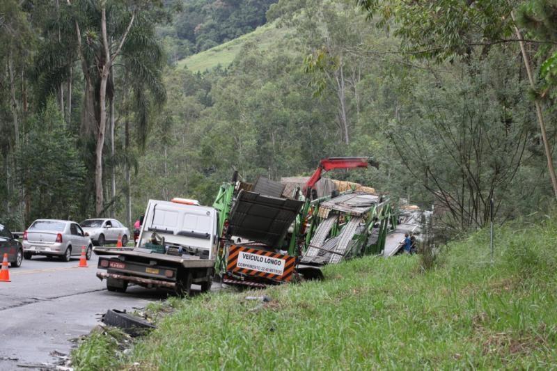 PRF diz que carreta estava acima da velocidade quando atingiu ônibus da Catarinense