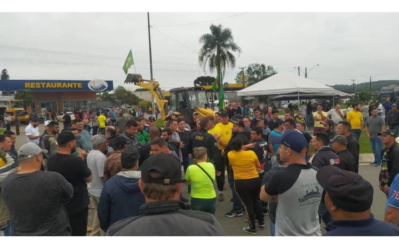PRF diz que vai à Justiça para liberar vias bloqueadas por caminhoneiros após derrota de Bolsonaro