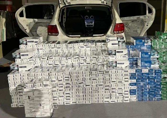 PRF e PMRv apreendem veículo lotado com cerca de 12 mil maços de cigarros