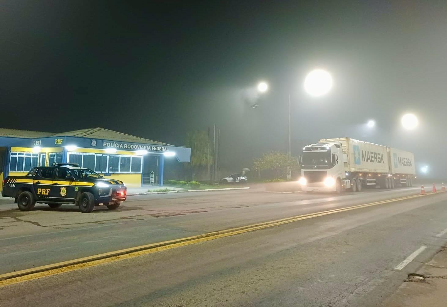 PRF flagra 18 motoristas circulando à noite em desacordo com autorização especial de trânsito