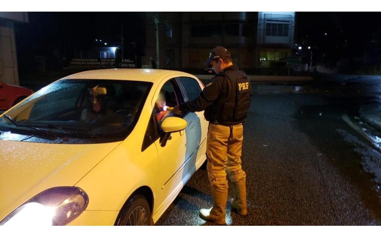 PRF flagra 228 motoristas embriagados no fim de semana nas rodovias federais catarinenses 