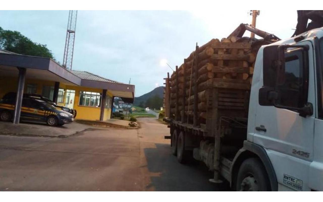 PRF flagra caminhão com excesso de peso e pneus carecas na BR-470, em Rio do Sul