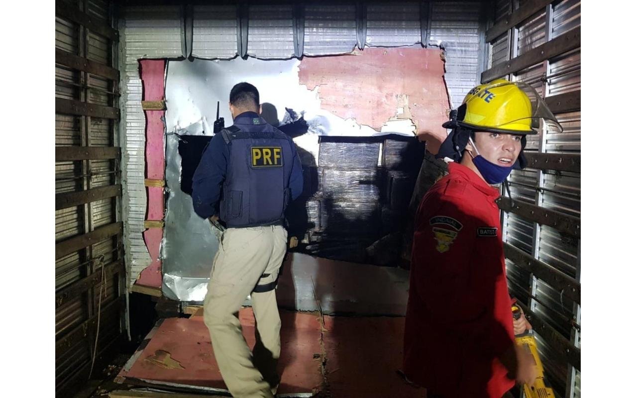 PRF localiza 1,5 tonelada de maconha escondida em fundo falso de carreta na BR-470 em Ascurra