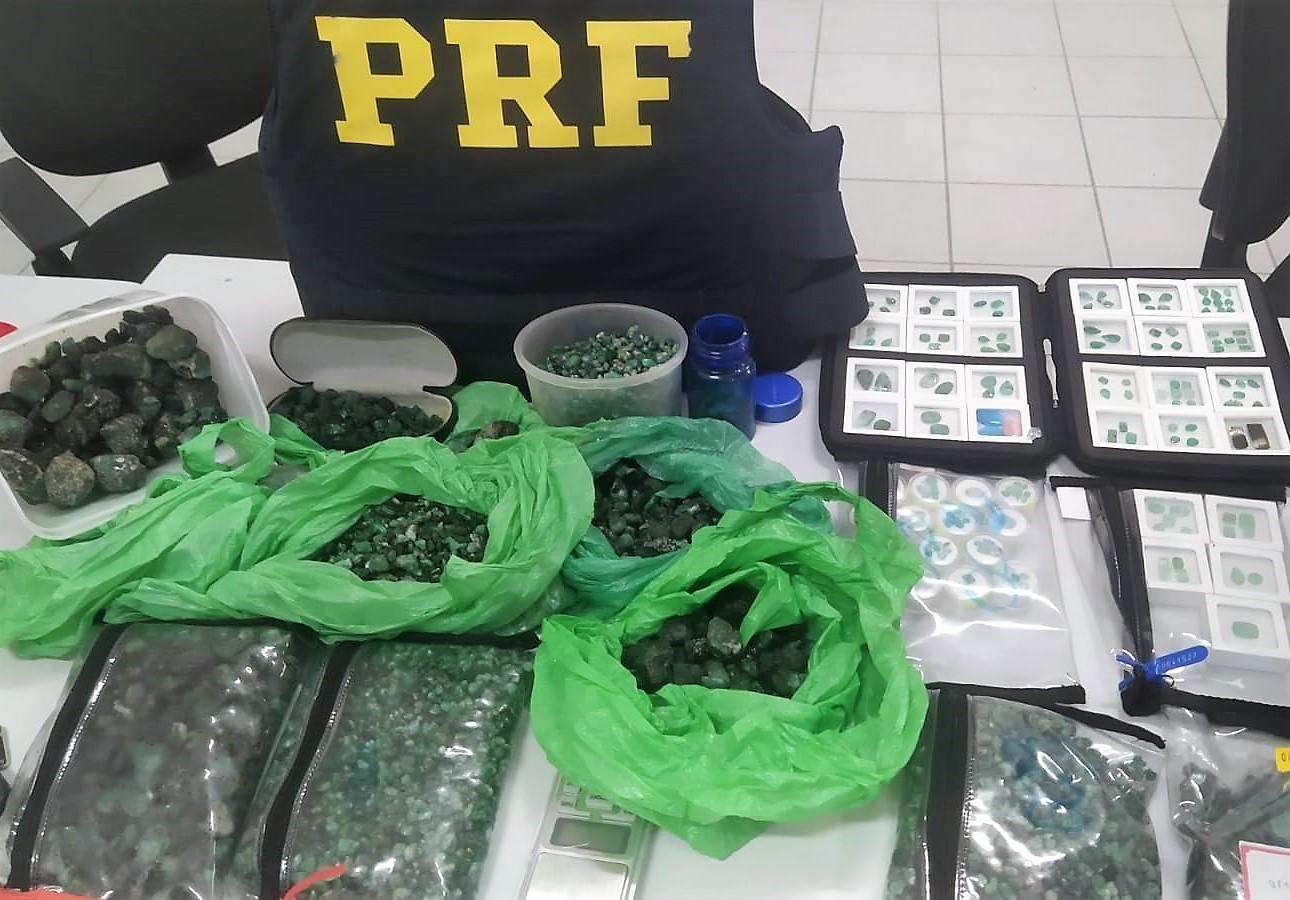 PRF localiza 9,8 kg de pedras semelhantes a esmeraldas sem procedência na BR-470 em Rio do Sul