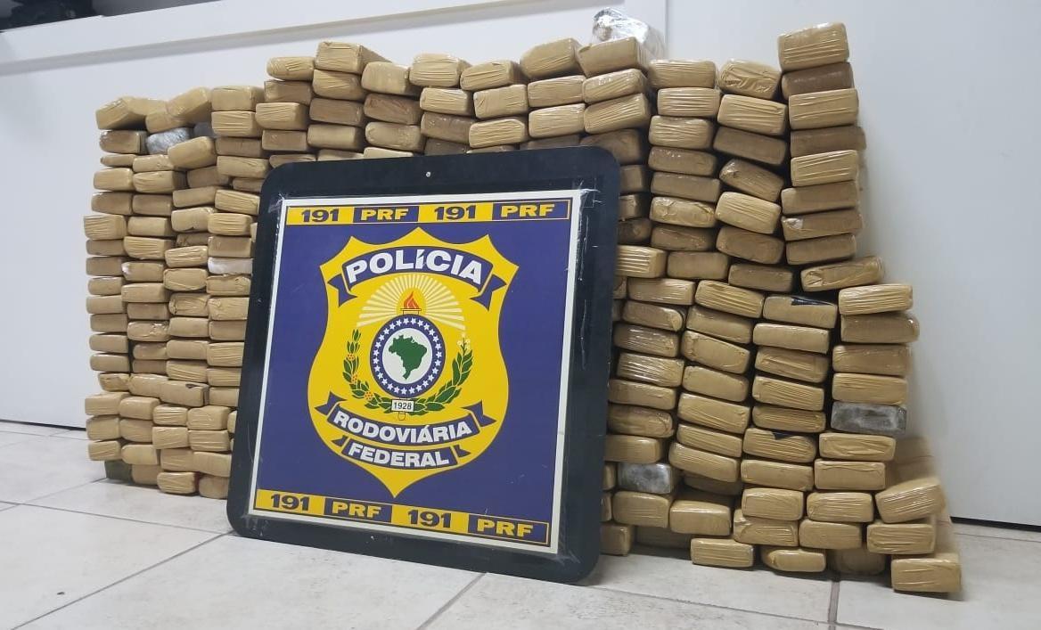 PRF localiza van escolar roubada transportando 236 quilos de maconha na BR-101 em São José