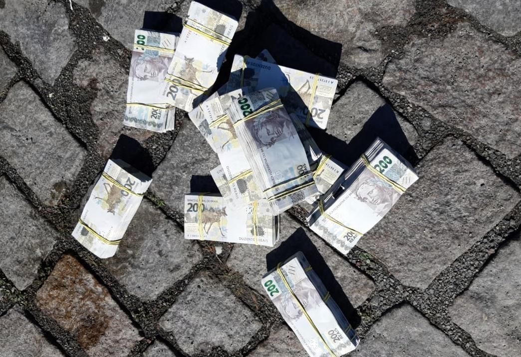 PRF prende homem com cerca de R$ 520 mil em notas falsas