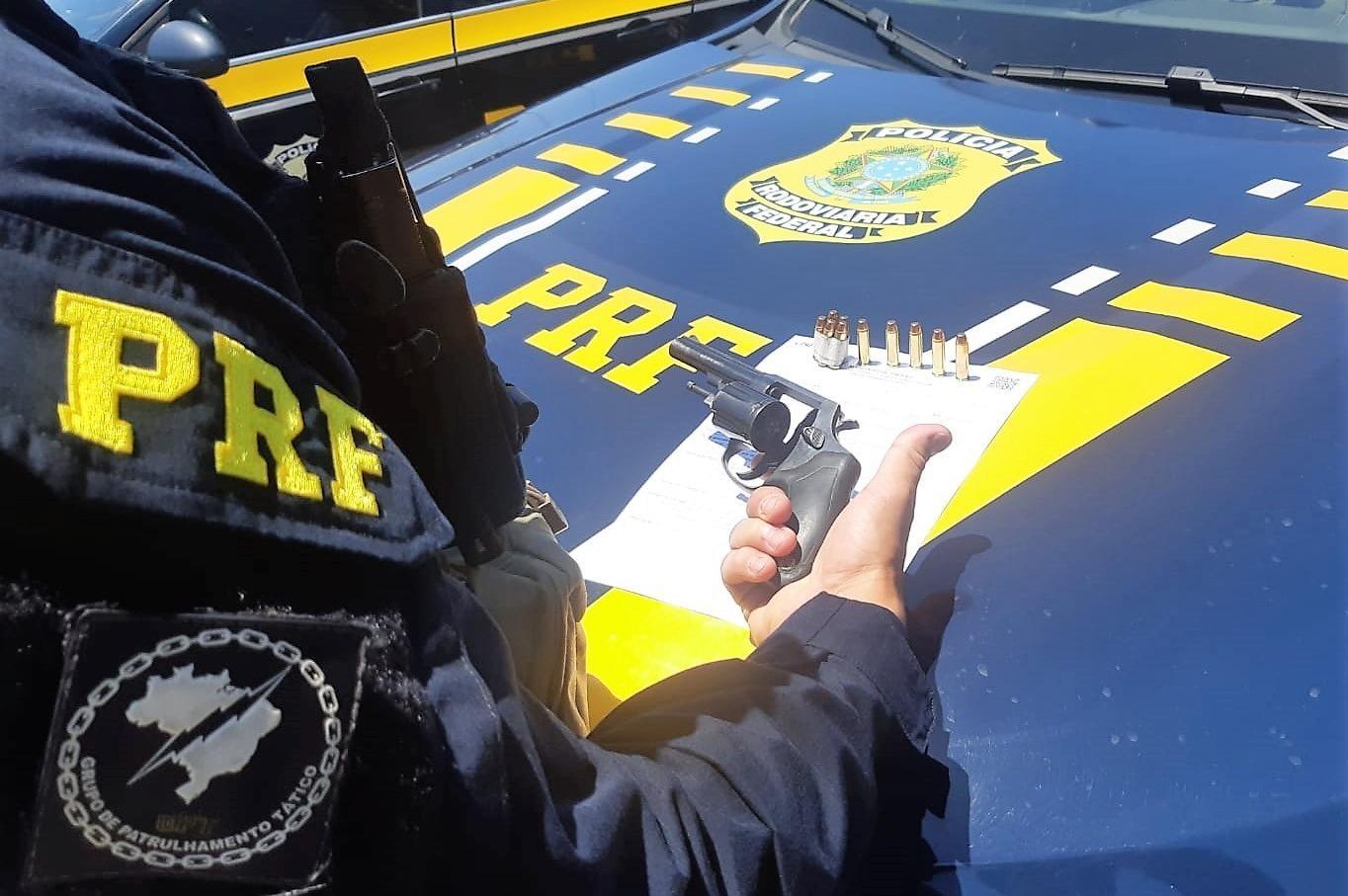 PRF prende homem procurado pela justiça e com arma furtada