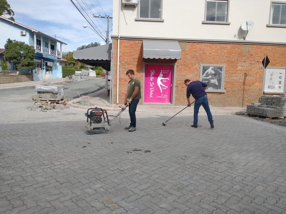 Primeira etapa da pavimentação da rua central de Aurora deve ser concluída ainda nesta semana
