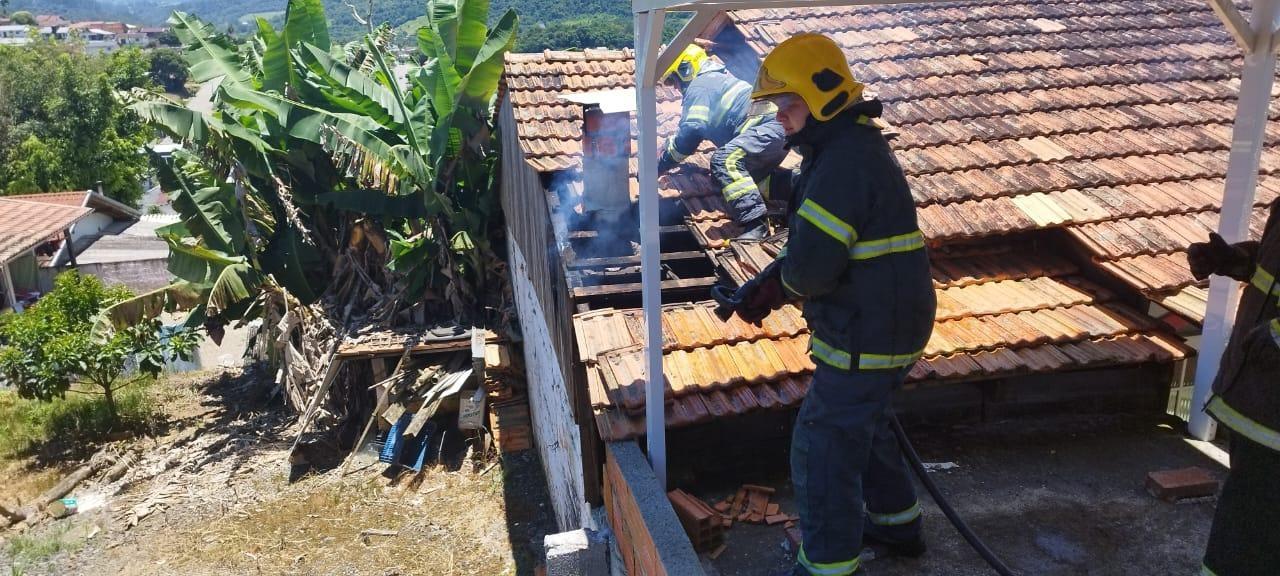 Princípio de incêndio em residência assusta moradora de Ituporanga