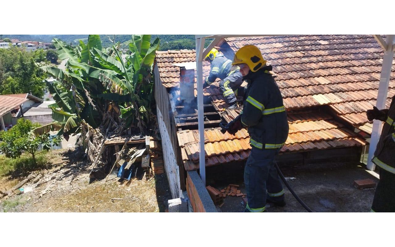 Princípio de incêndio em residência assusta moradora de Ituporanga