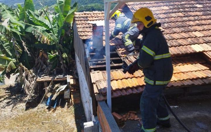 Princípio de incêndio em residência assusta moradora de Ituporanga