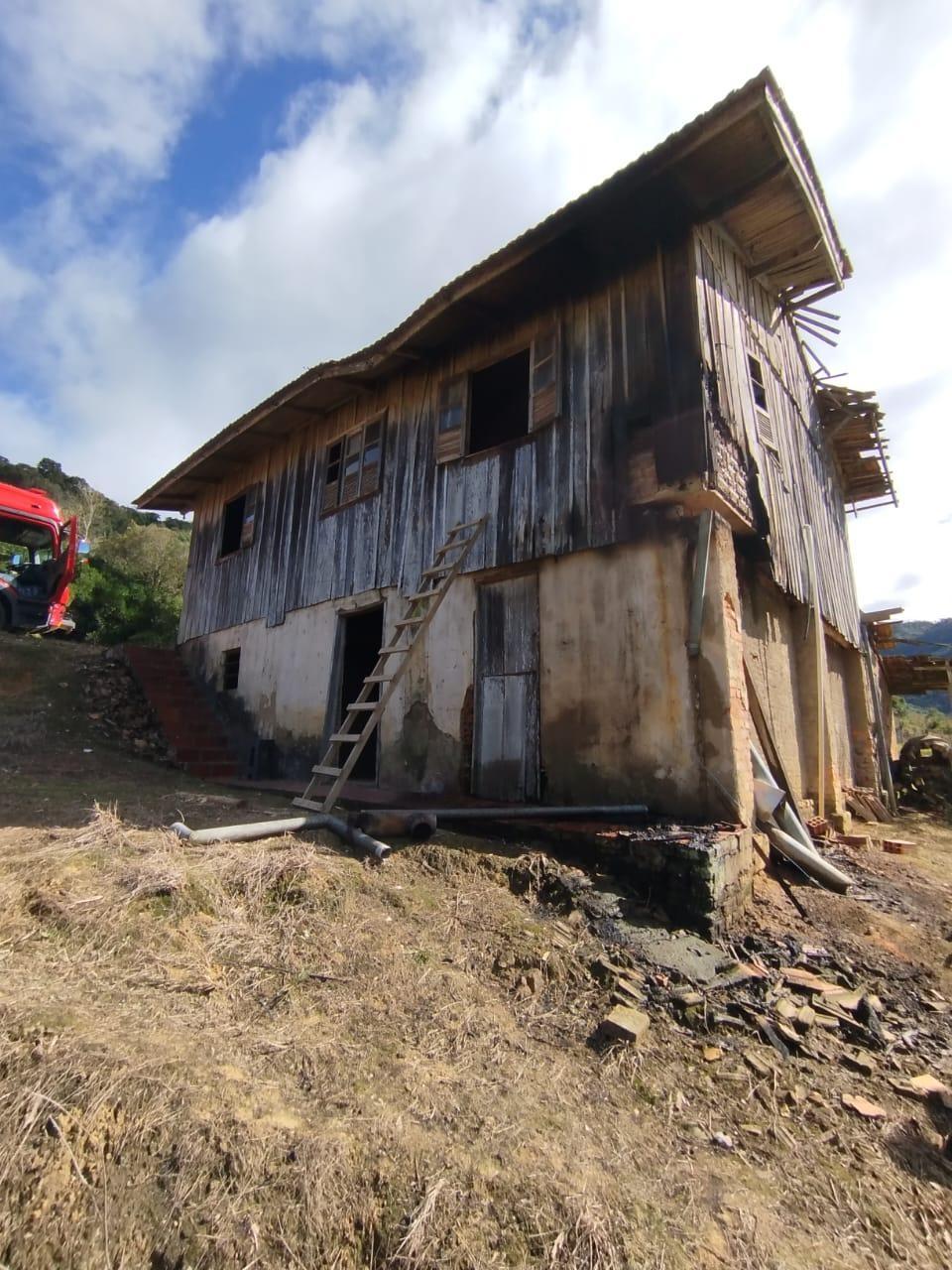Princípio de incêndio em residência mobiliza bombeiros em Leoberto Leal