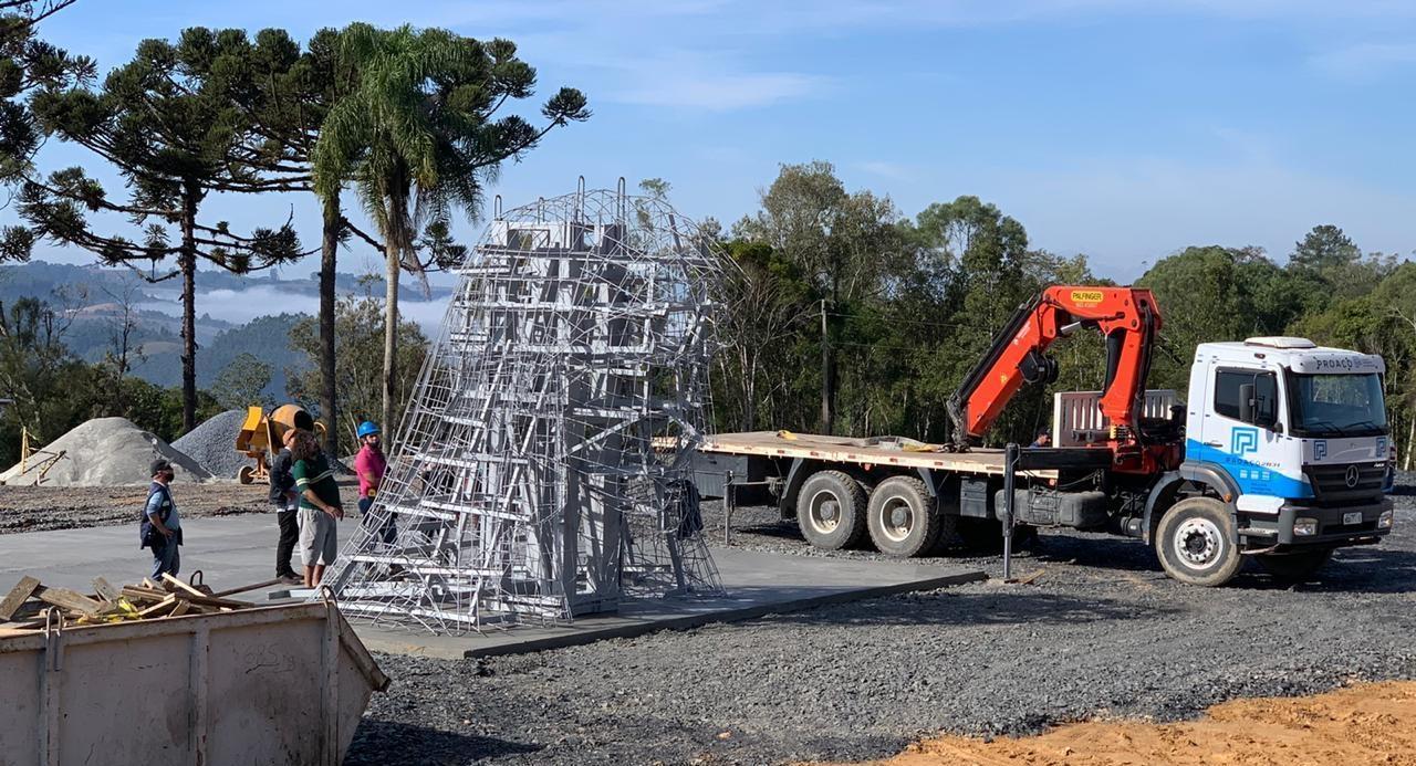 Proaço transporta parte da imagem de Nossa Senhora de Lourdes que será construída em Ituporanga
