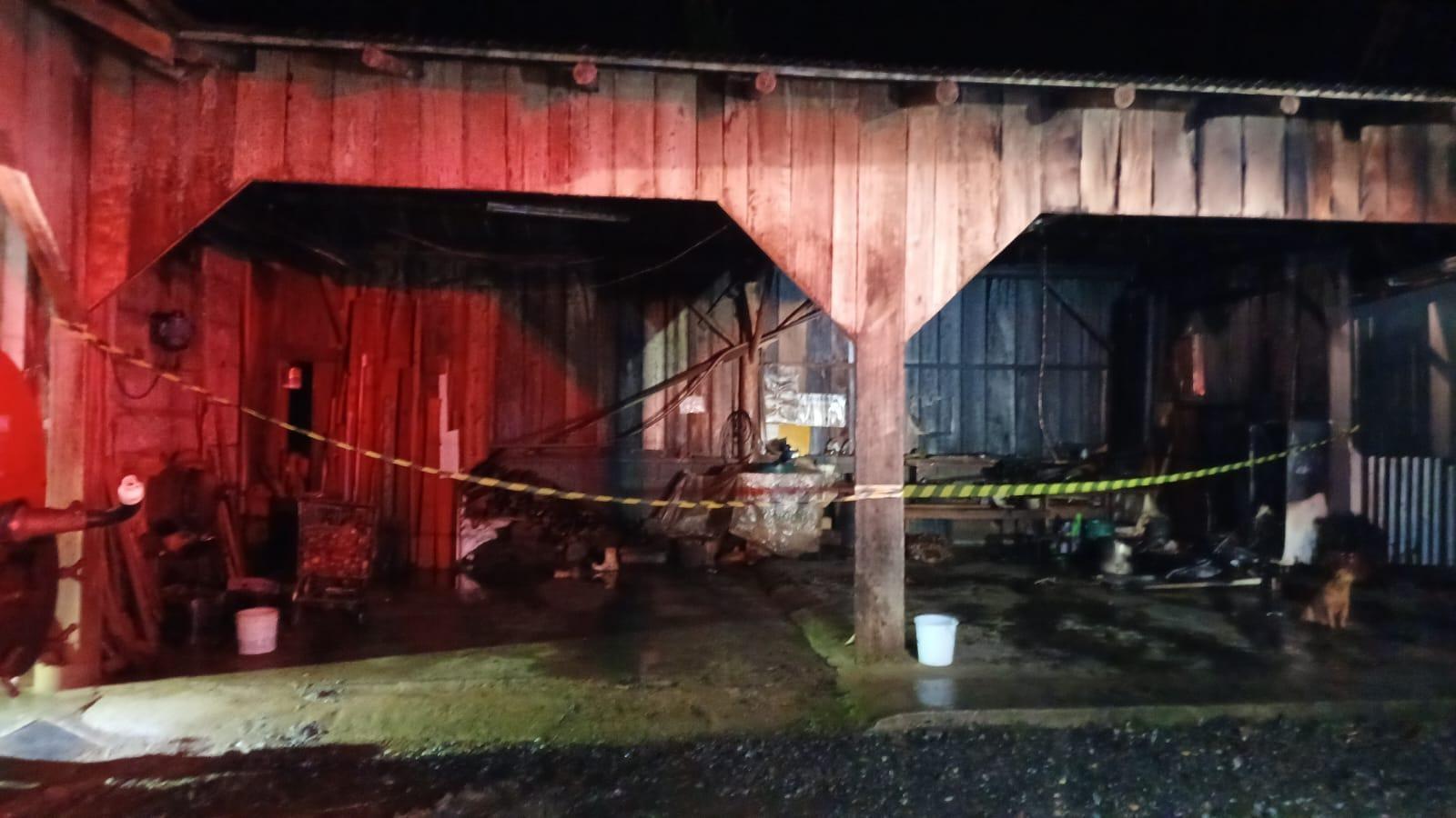 Produtor e filho usam trator-tanque para conter incêndio em galpão de 600m² no interior