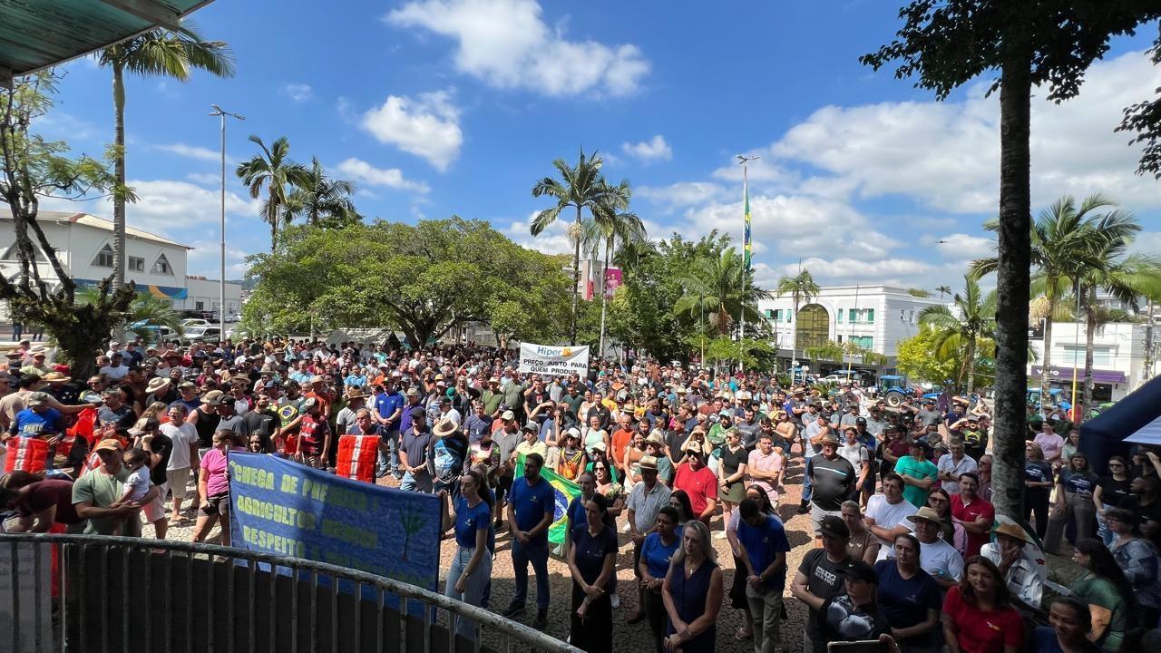 Produtores protestam em Ituporanga e cobram medidas contra crise da cebola