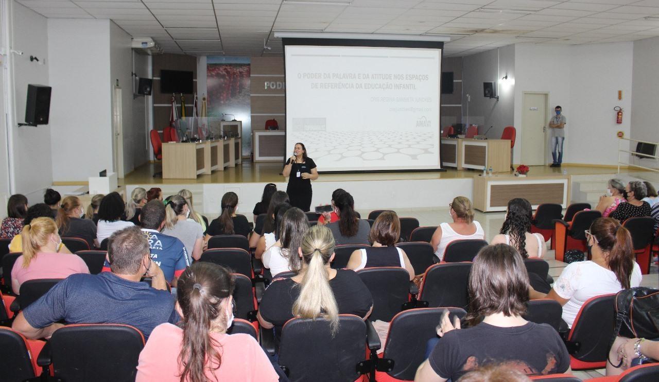 Professores da rede municipal de ensino participam de capacitação em Ituporanga