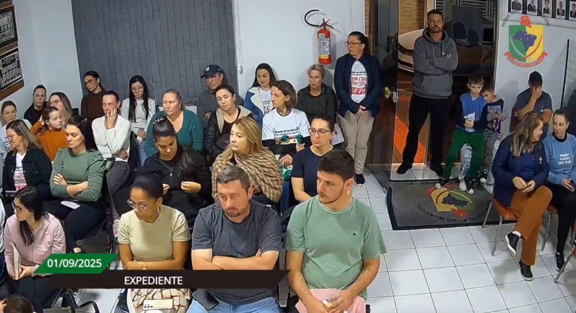 Professores participam de sessão da Câmara em Alfredo Wagner e acompanham votação