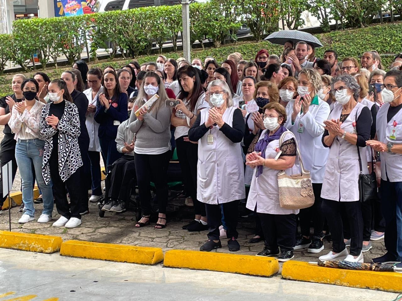 Profissionais que trabalharam durante a pandemia e pacientes internados no Hospital Regional são homenageados
