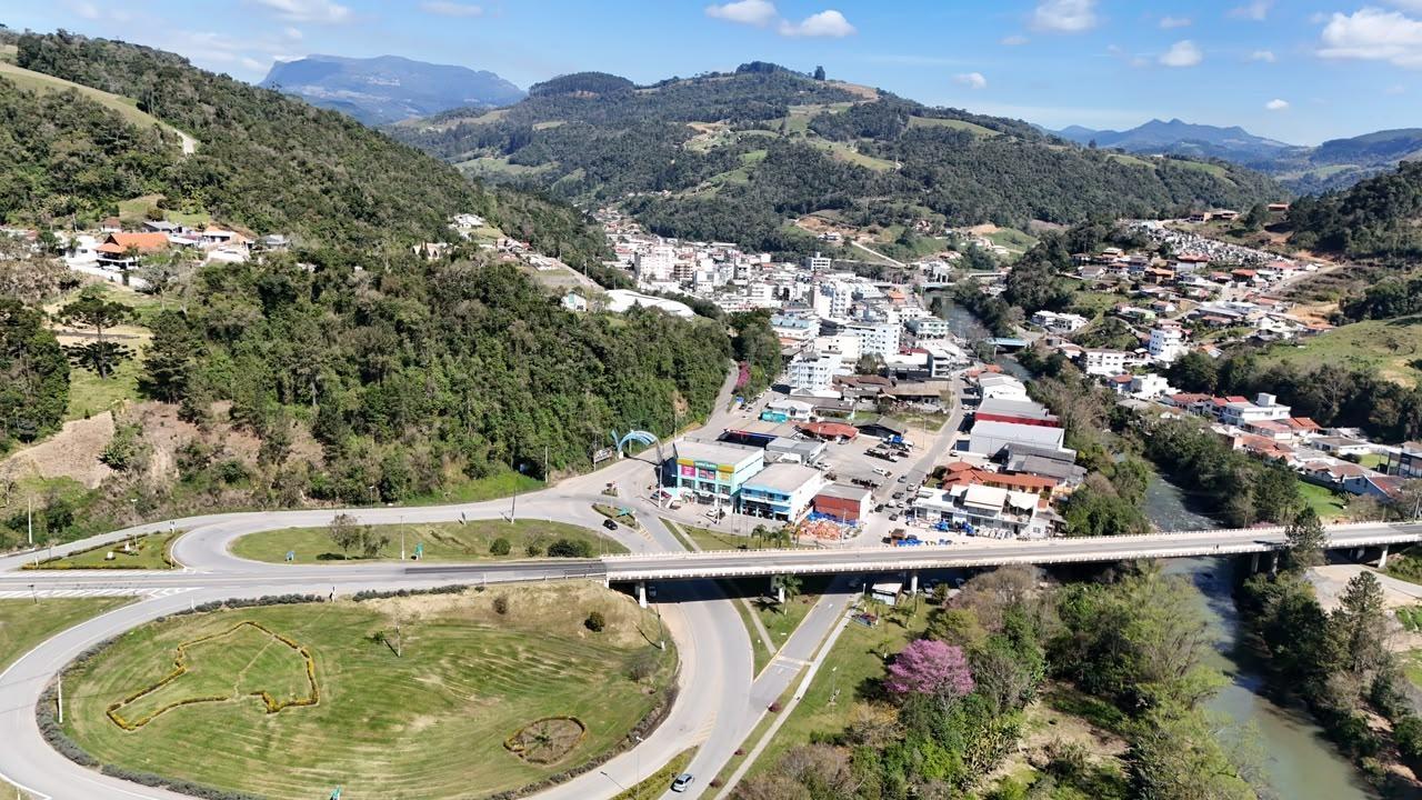 Projeto da praça coberta e revitalização da Avenida Beira-Rio avançam em Alfredo Wagner