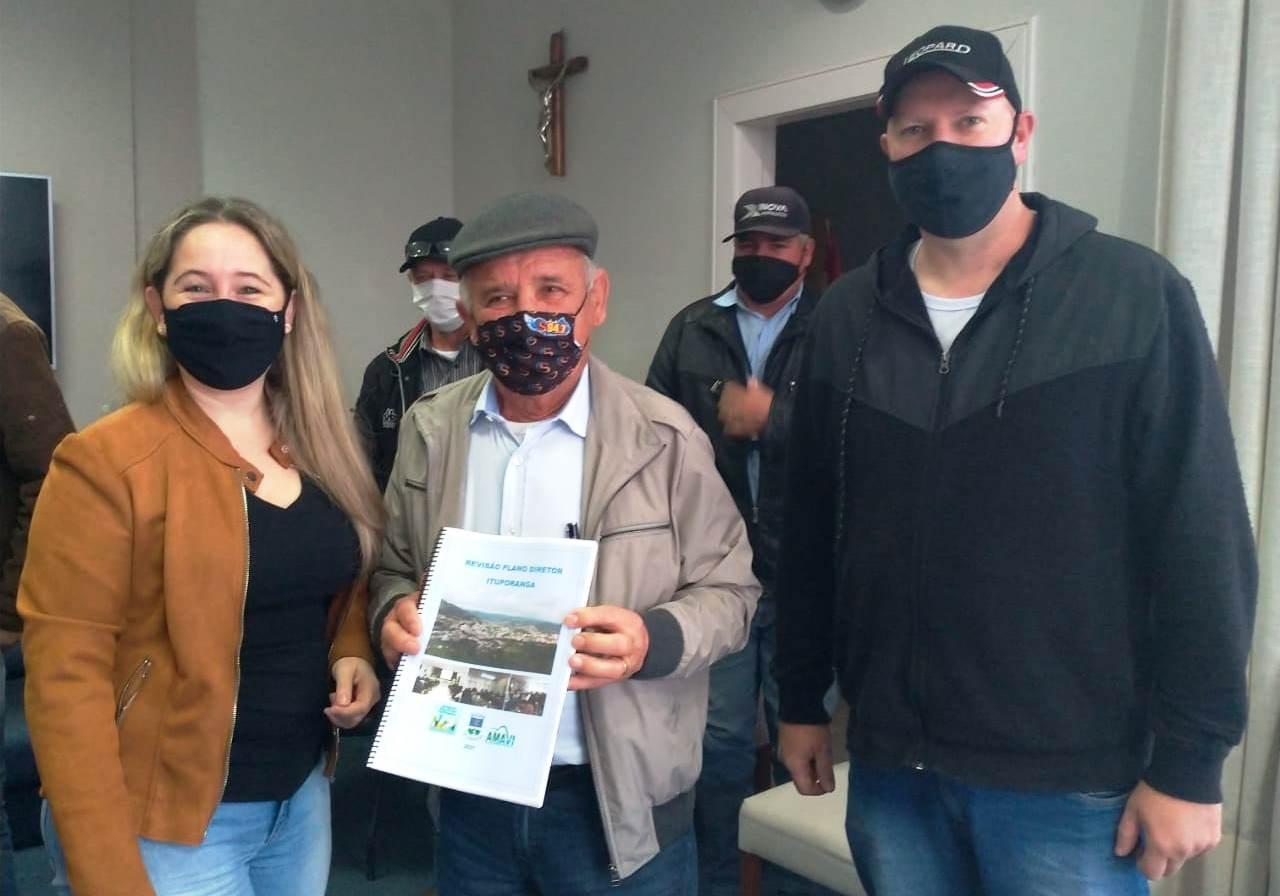 Projeto final da revisão do Plano Diretor de Ituporanga foi entregue ao prefeito Gervásio Maciel