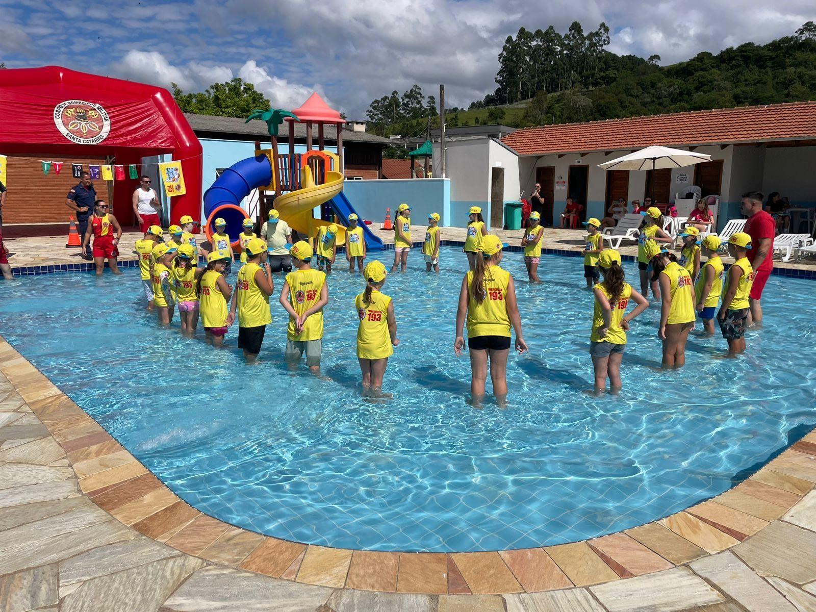Projeto Golfinho orienta crianças sobre prevenção em ambientes aquáticos em Ituporanga