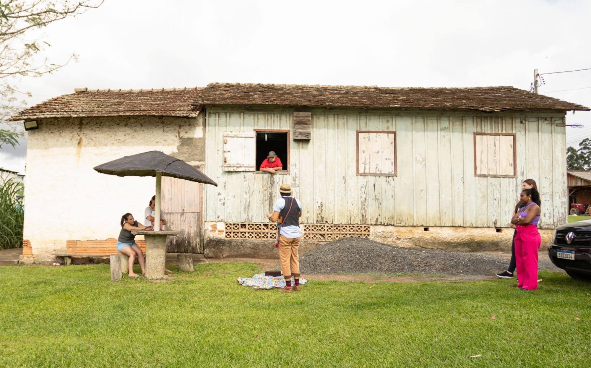 Projeto leva teatro e poesia para casas de Ituporanga