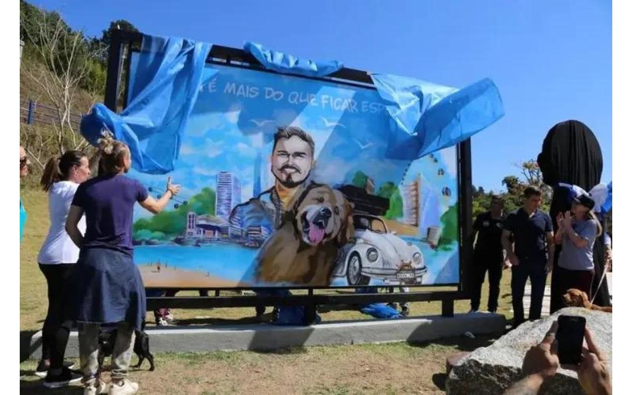 Quatro meses após tragédia, Jesse Koz e Shurastey ganham memorial e dog park em Balneário Camboriú