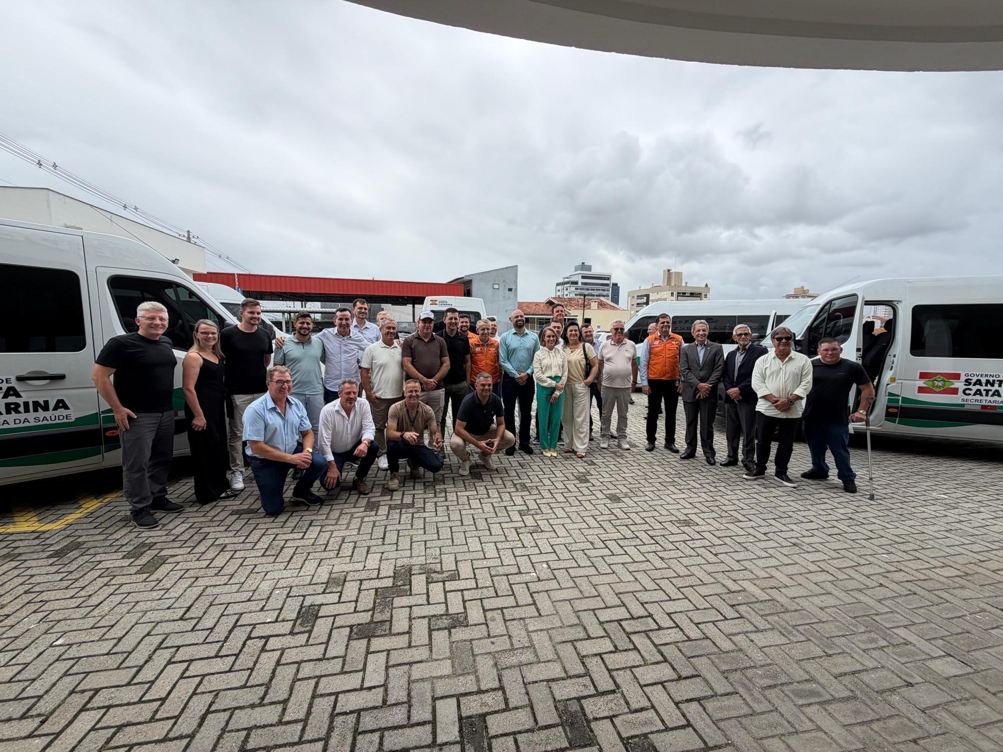 Quatro municípios da região recebem vans para transporte de pacientes na saúde