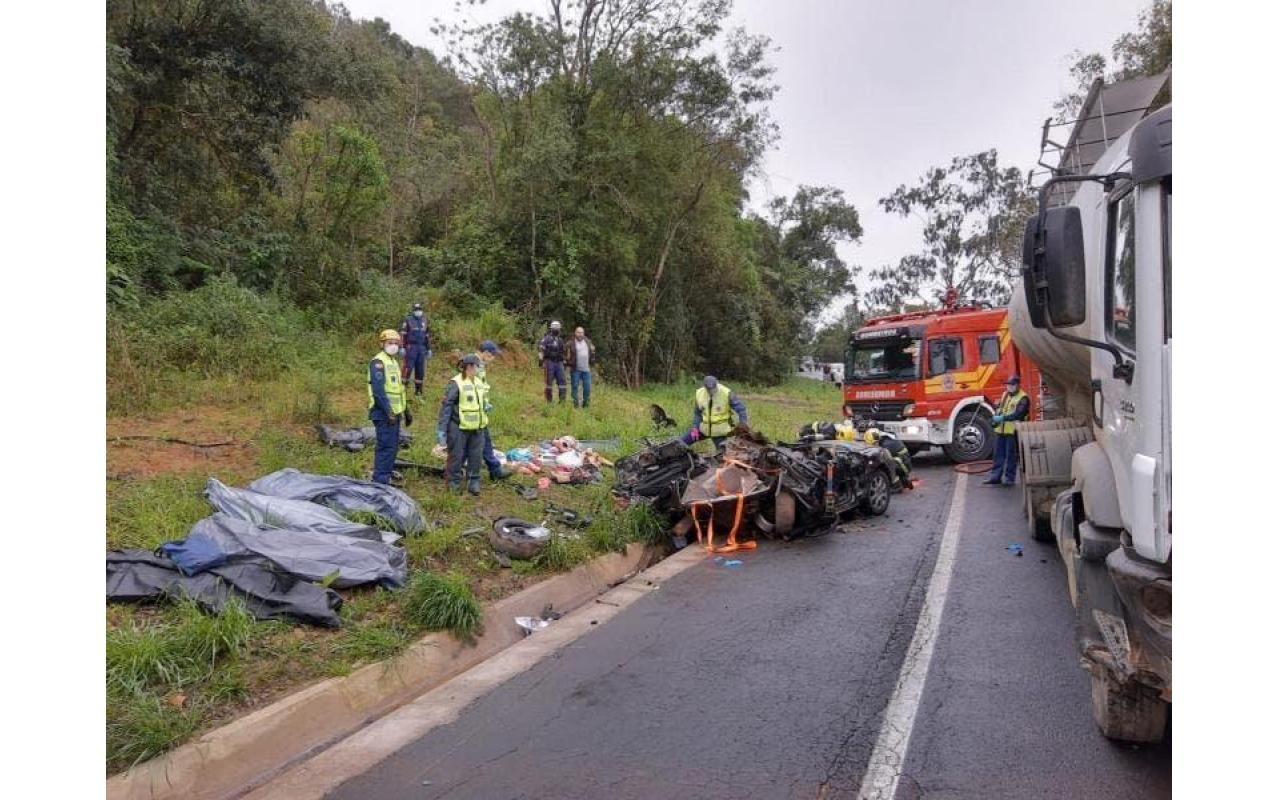 Quatro pessoas morrem em acidente na BR-470, no feriado da Independência, em Santa Catarina