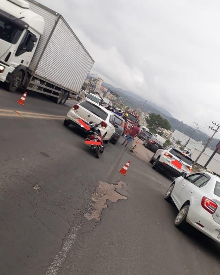 Quatro veículos e duas motocicletas envolvem-se em acidente de trânsito no Alto Vale