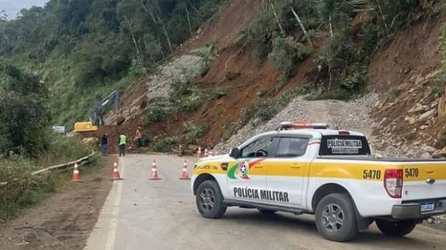 Queda de barreira interdita trecho da SC-110
