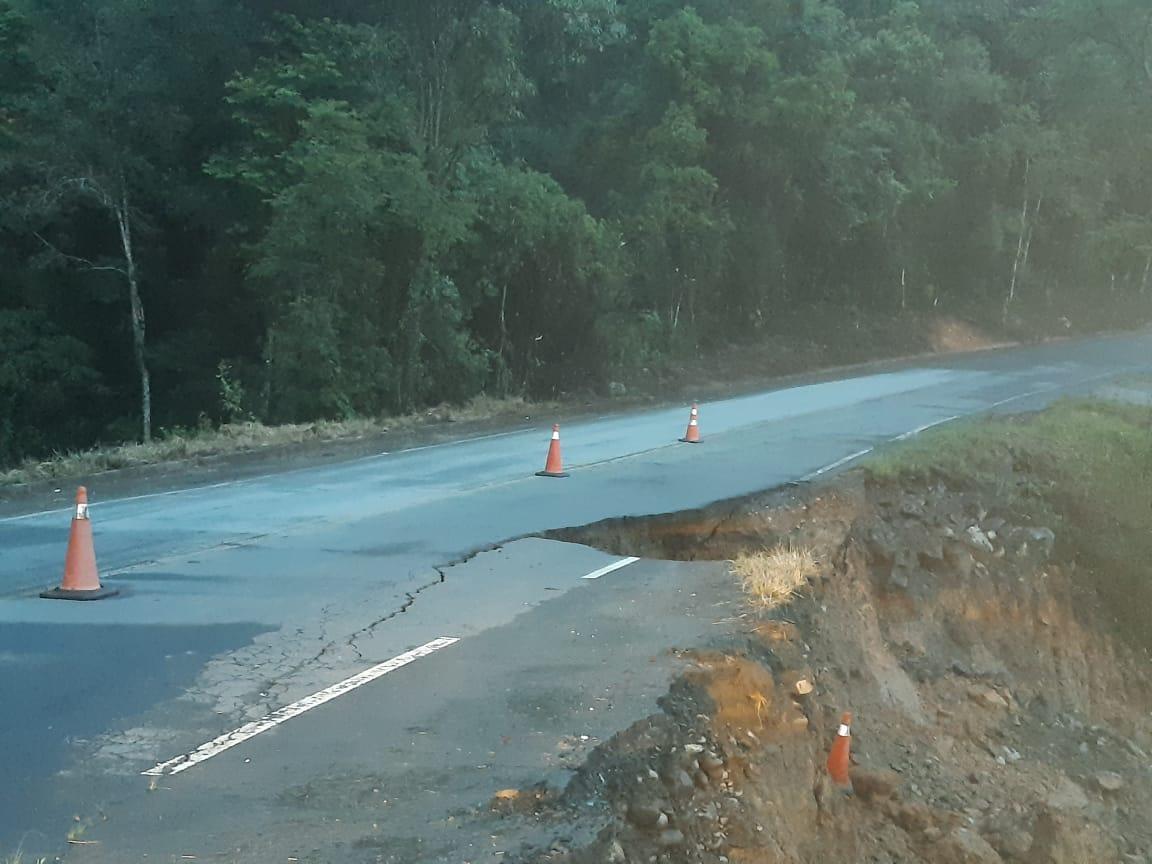 Queda de encosta deixa SC-350 em meia pista entre Ituporanga e Alfredo Wagner