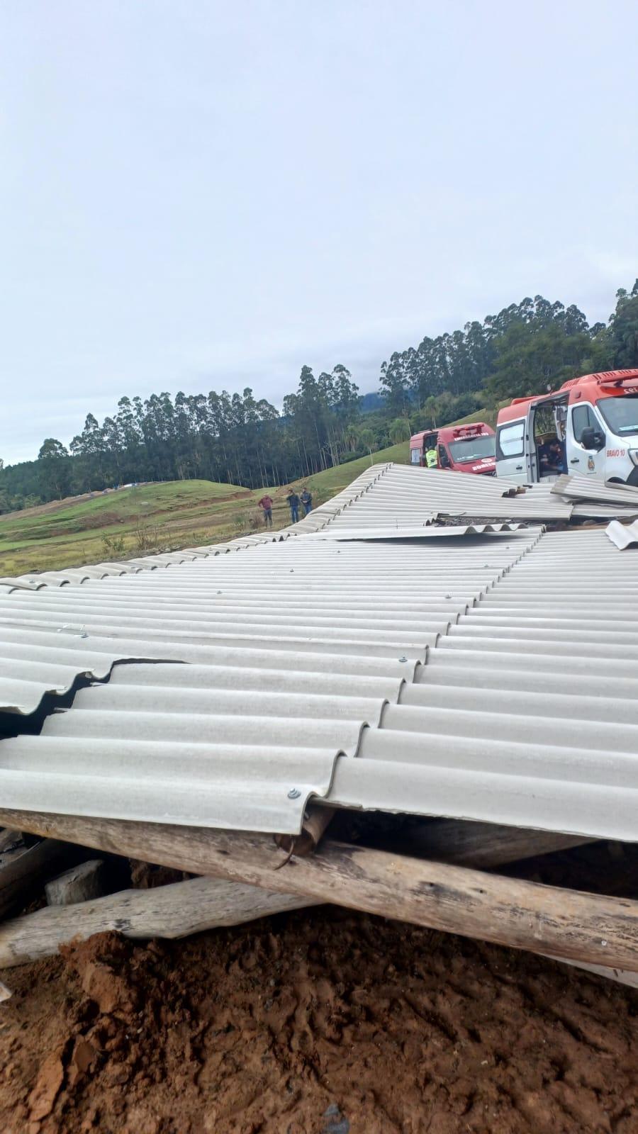 Rancho desaba e deixa dois homens feridos no Alto Vale