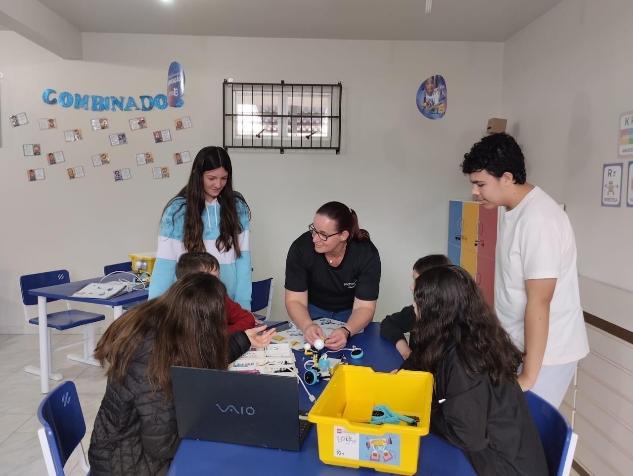 Rede Municipal de Ensino de Ituporanga proporciona para alunos do ensino fundamental aulas de robótica educacional