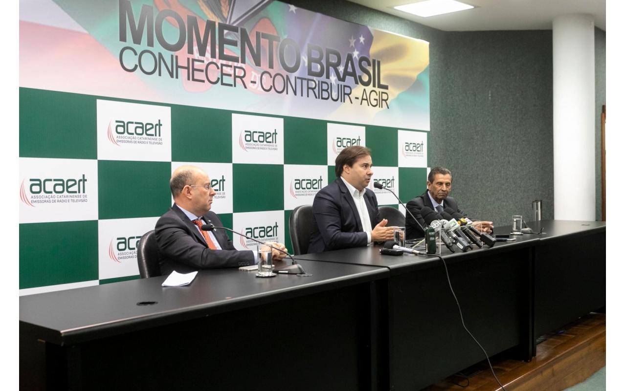Redução de carga tributária está relacionada às reformas, defende Rodrigo Maia 
